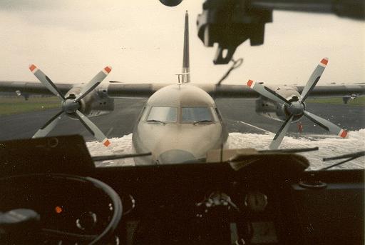 1985-05-04 crash F27 vanuit cabine.jpg